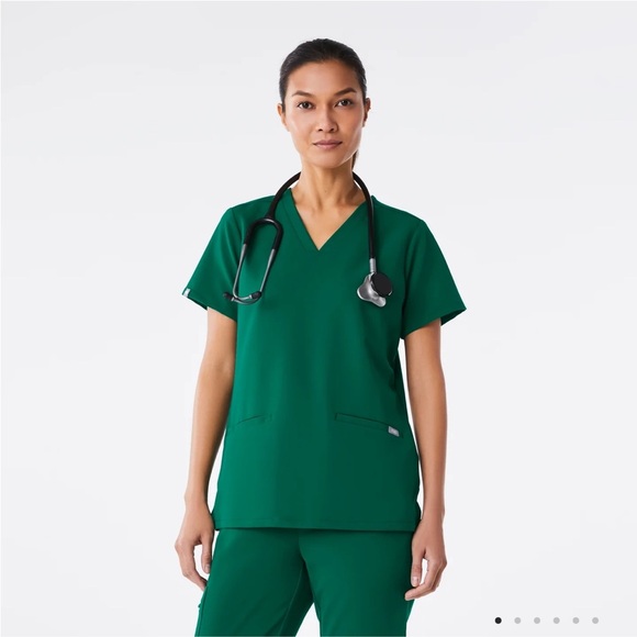 Figs Tops - FIGS Casma Three Pocket Scrub Top in Hunter Green